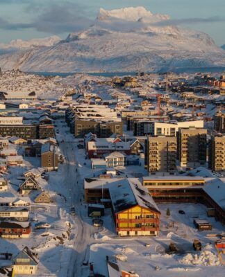 Vista aérea por drone mostra panorama de Nuuk, na Groenlândia