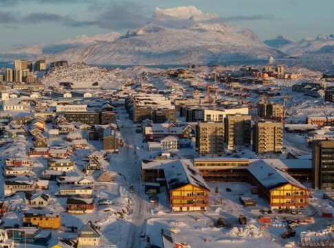 Vista aérea por drone mostra panorama de Nuuk, na Groenlândia