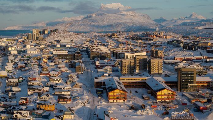 Vista aérea por drone mostra panorama de Nuuk, na Groenlândia