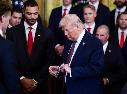 O presidente dos Estados Unidos, Donald Trump, usa anéis da Stanley Cup durante homenagem aos campeões da NHL, o Florida Panthers, na Casa Branca