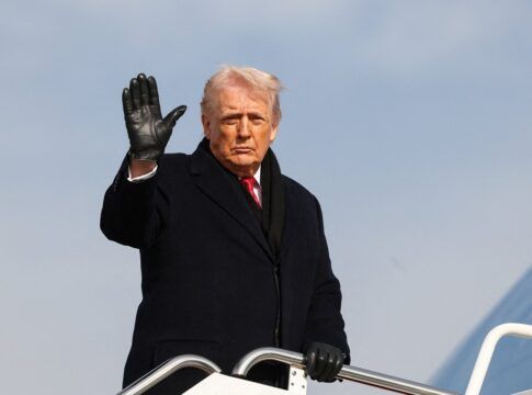 O presidente dos Estados Unidos, Donald Trump, gesticula ao embarcar no Air Force One para viajar à Flórida, na Base Conjunta Andrews, em Maryland