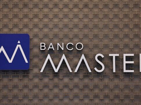 Logotipo do Banco Master é exibido em prédio da instituição em São Paulo