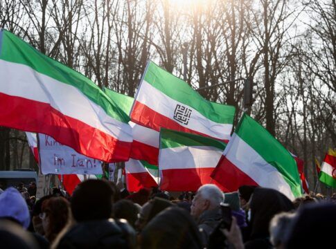 Manifestantes seguram bandeiras durante uma marcha em apoio aos protestos em todo o Irã, em Berlim, na Alemanha
