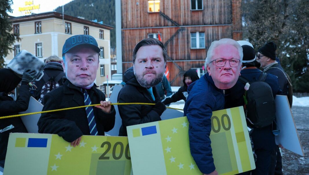 Ativistas usam máscaras do CEO da Rheinmetall, Armin Papperger, do vice-presidente dos Estados Unidos, JD Vance, e do CEO da Tesla, Elon Musk, durante protesto antes da abertura do Fórum Econômico Mundial