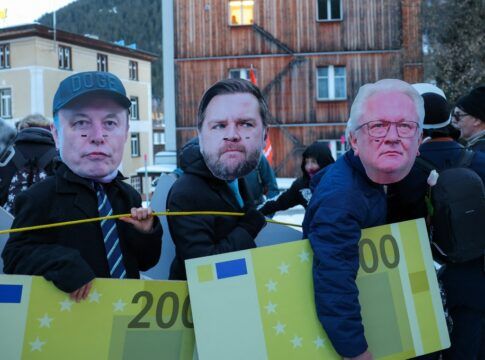 Ativistas usam máscaras do CEO da Rheinmetall, Armin Papperger, do vice-presidente dos Estados Unidos, JD Vance, e do CEO da Tesla, Elon Musk, durante protesto antes da abertura do Fórum Econômico Mundial