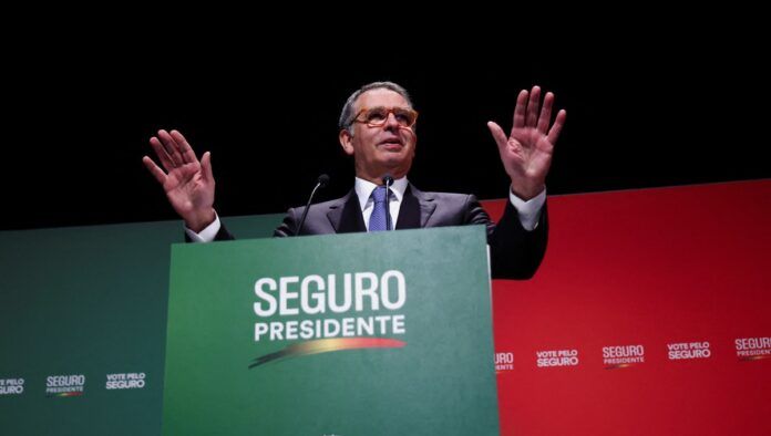 O candidato do Partido Socialista à Presidência de Portugal, António José Seguro, discursa após liderar o primeiro turno da eleição presidencial portuguesa, em Caldas da Rainha