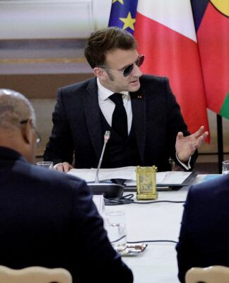 O presidente da França, Emmanuel Macron, faz um gesto durante reunião sobre a Nova Caledônia no Palácio do Eliseu, em Paris, em 19/01/2026.