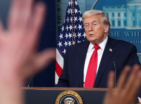 O presidente dos Estados Unidos, Donald Trump, fala durante coletiva de imprensa na Casa Branca, ao completar um ano de seu segundo mandato