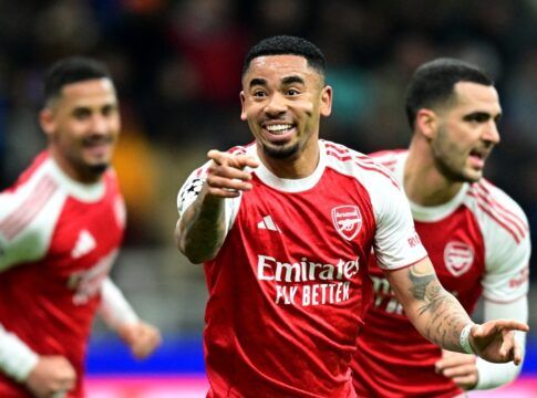 Gabriel Jesus comemora o segundo gol dele na vitória do Arsenal por 3 a 1 sobre a Inter de Milão