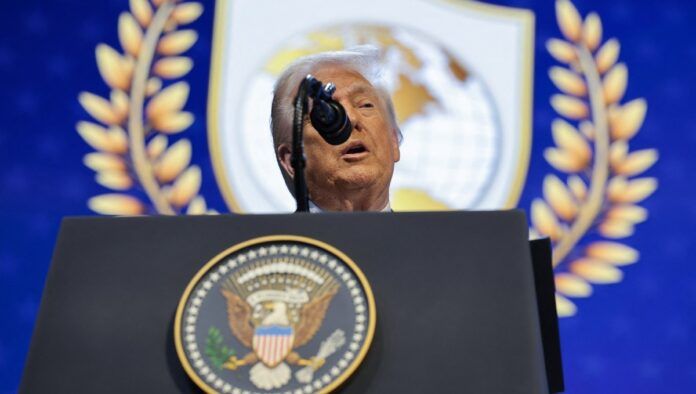 O presidente dos Estados Unidos, Donald Trump, discursa durante o anúncio da carta de criação do Conselho de Paz