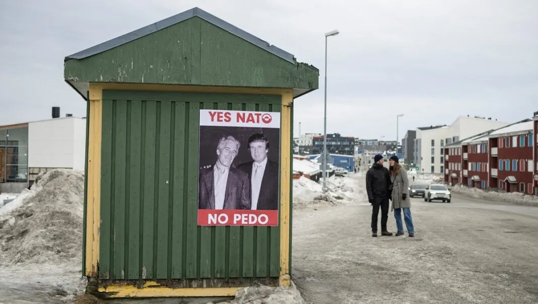cartaz com imagens do presidente dos Estados Unidos, Donald Trump, e de Jeffrey Epstein colado em um ponto de ônibus em Nuuk, na Groenlândia