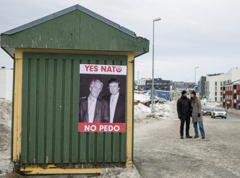 cartaz com imagens do presidente dos Estados Unidos, Donald Trump, e de Jeffrey Epstein colado em um ponto de ônibus em Nuuk, na Groenlândia