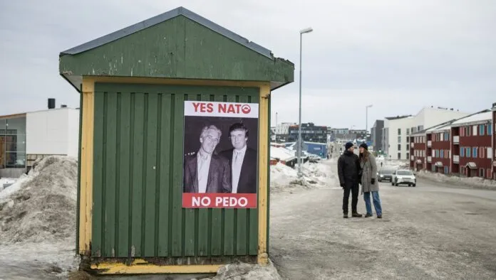 cartaz com imagens do presidente dos Estados Unidos, Donald Trump, e de Jeffrey Epstein colado em um ponto de ônibus em Nuuk, na Groenlândia