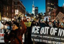 Pessoas marcham em protesto contra o ICE durante o “National Shutdown”, dia nacional de paralisação com suspensão de aulas, trabalho e consumo, em Nova York