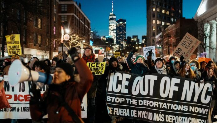 Pessoas marcham em protesto contra o ICE durante o “National Shutdown”, dia nacional de paralisação com suspensão de aulas, trabalho e consumo, em Nova York