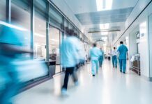 Corredor do hospital com efeito de movimento