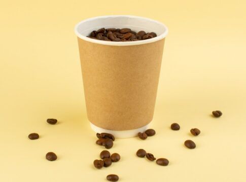 Copo plástico com grãos de café