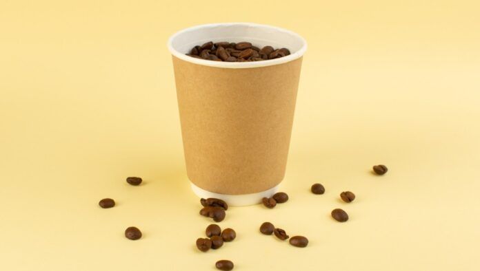 Copo plástico com grãos de café
