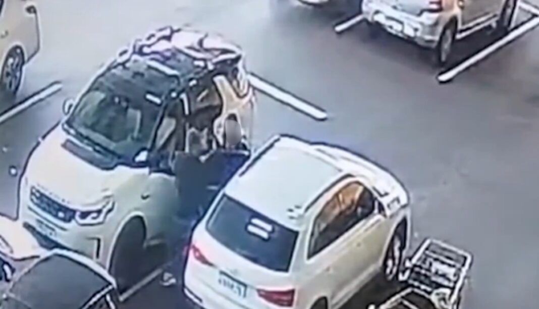 Mulher é abordada por criminoso em supermercado na zona sul de São Paulo