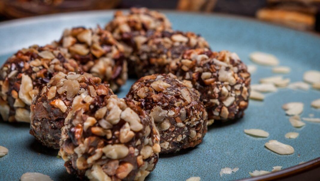 Biscoitos de pistache de vista lateral na bandeja redonda.
