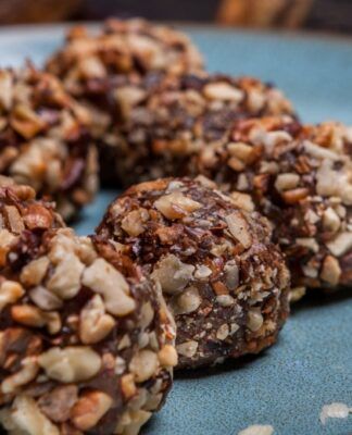 Biscoitos de pistache de vista lateral na bandeja redonda.