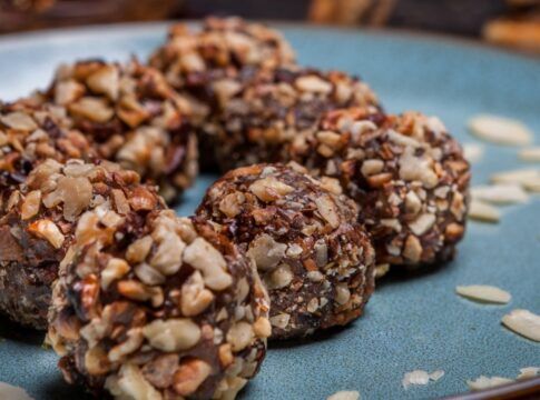 Biscoitos de pistache de vista lateral na bandeja redonda.