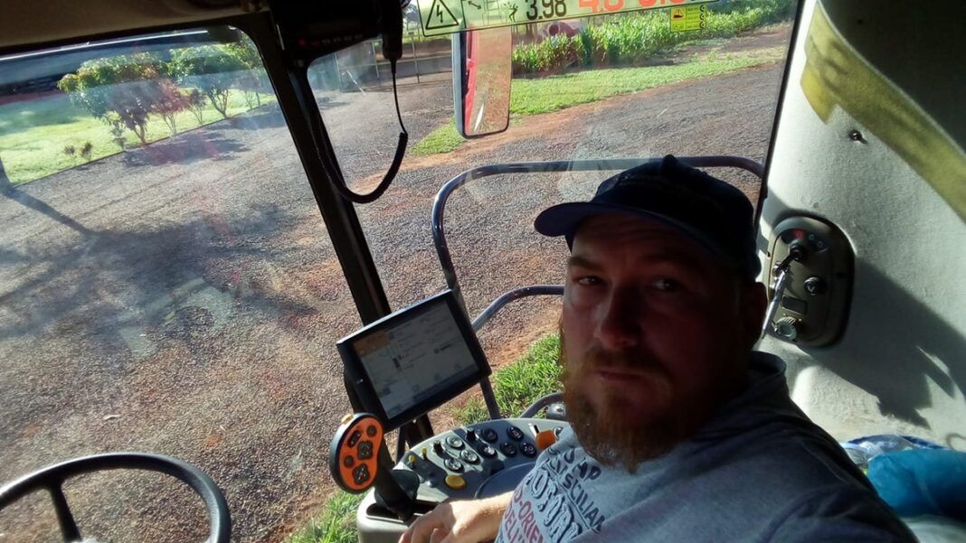 Foto de Alcir Joelson Wandscheer em trator, divulgada em seu Facebook