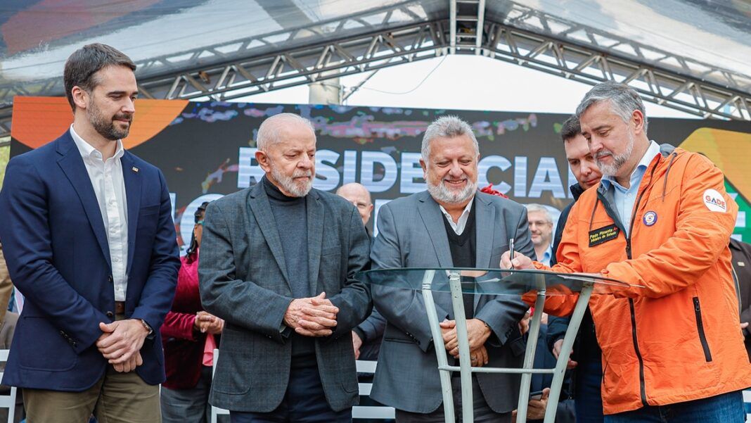 O presidente Luiz Inácio Lula da Silva participa de cerimônia do Minha Casa, Minha Vida em Porto Alegre (RS), ao lado do governador Eduardo Leite, do presidente da Caixa, Carlos Teixeira, e do ministro Paulo Pimenta