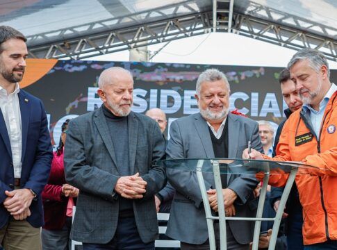 O presidente Luiz Inácio Lula da Silva participa de cerimônia do Minha Casa, Minha Vida em Porto Alegre (RS), ao lado do governador Eduardo Leite, do presidente da Caixa, Carlos Teixeira, e do ministro Paulo Pimenta