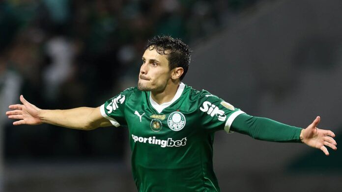 Raphael Veiga celebra gol do Palmeiras