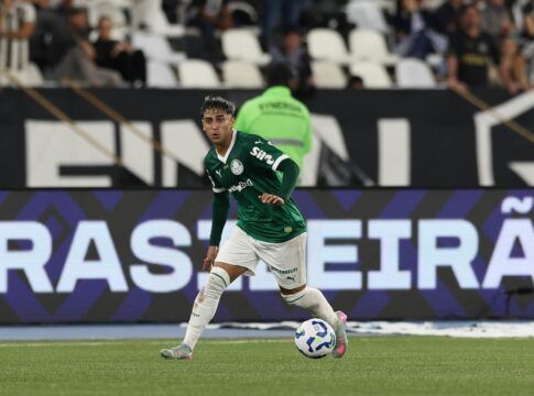 O jogador Facundo Torres, da SE Palmeiras, em jogo contra a equipe do Botafogo