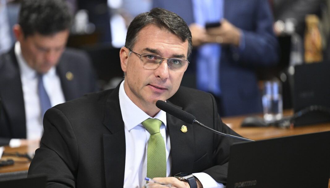 O senador Flávio Bolsonaro em discurso na CCJ