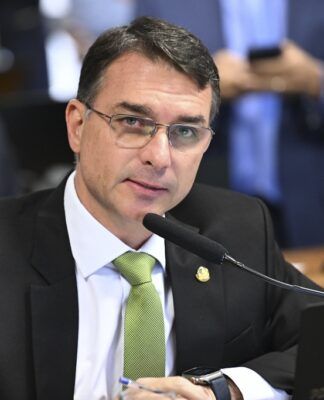 O senador Flávio Bolsonaro em discurso na CCJ