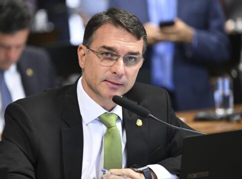 O senador Flávio Bolsonaro em discurso na CCJ