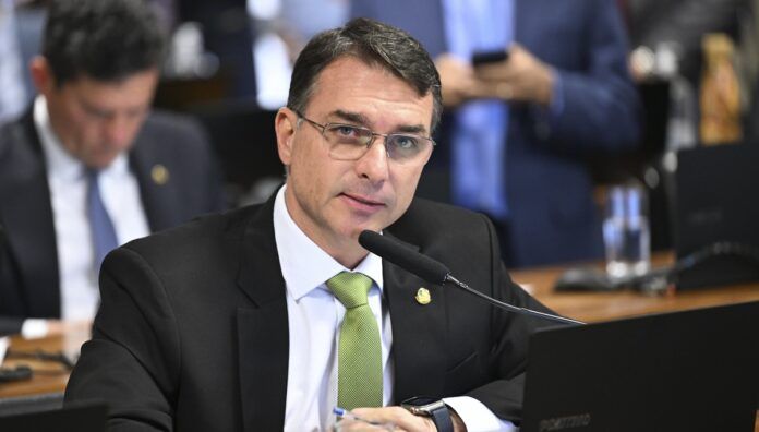 O senador Flávio Bolsonaro em discurso na CCJ