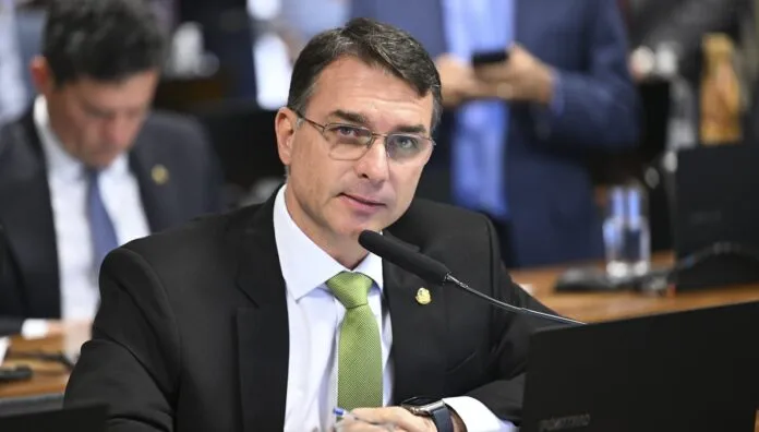 O senador Flávio Bolsonaro em discurso na CCJ
