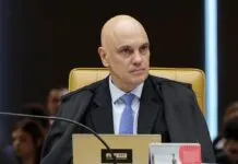 Alexandre de Moraes sentado em sua cadeira do STF