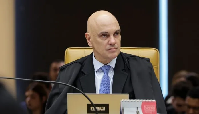 Alexandre de Moraes sentado em sua cadeira do STF