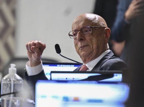 O senador Esperidião Amin sentado à bancada da Comissão de Constituição, Justiça e Cidadania