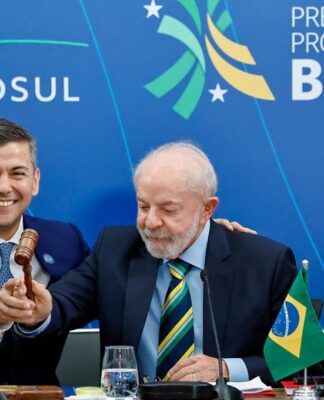 Lula passa a presidência pró-tempore do Mercosul para o presidente paraguaio Santiago Peña em cerimônia realizada em Foz do Iguaçu