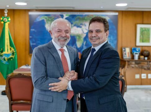 O presidente Lula cumprimenta Wellington César Lima e Silva, novo ministro da Justiça