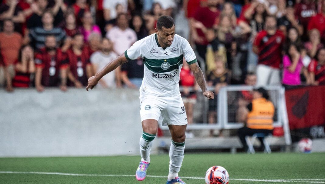 Jogador do Coritiba na Arena da Baixada