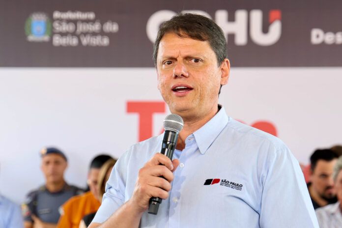 Tarcísio de Freitas durante entrega de Unidades Habitacionais CDHU - São José da Bela Vista/SP