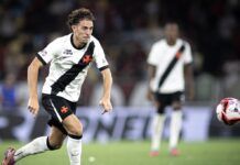 Jogador do Vasco conduz a bola