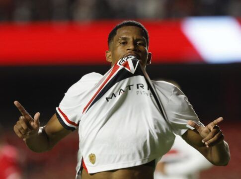 Jogador da base do São Paulo celebra gol sobre o Ibrachina