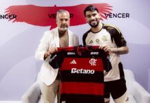 Paquetá segura a camisa do Flamengo ao lado de José Boto