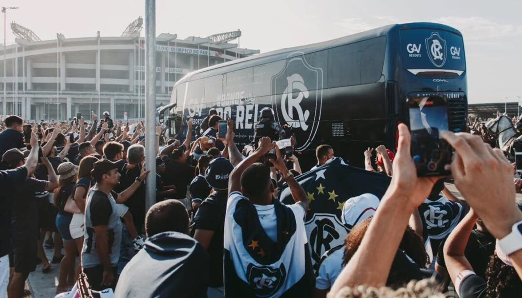 Ônibus do Remo passa no meio da torcida