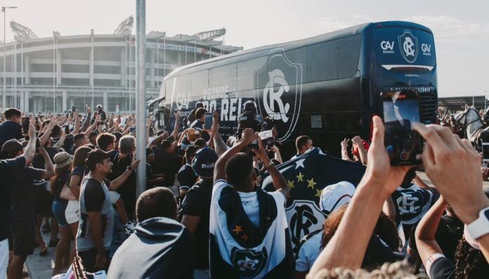 Ônibus do Remo passa no meio da torcida