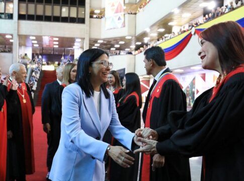 A presidente interina da Venezuela, Delcy Rodríguez, cumprimenta um membro do Supremo Tribunal de Justiça durante a abertura do novo período judicial com os magistrados do Supremo Tribunal, em Caracas. (Foto: Miraflores Palace/Handout/Reuters)