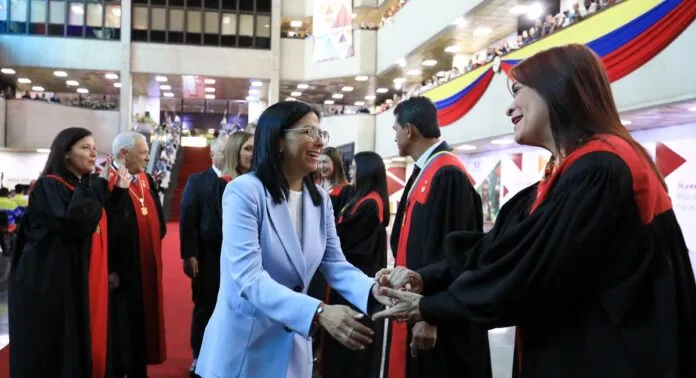 A presidente interina da Venezuela, Delcy Rodríguez, cumprimenta um membro do Supremo Tribunal de Justiça durante a abertura do novo período judicial com os magistrados do Supremo Tribunal, em Caracas. (Foto: Miraflores Palace/Handout/Reuters)